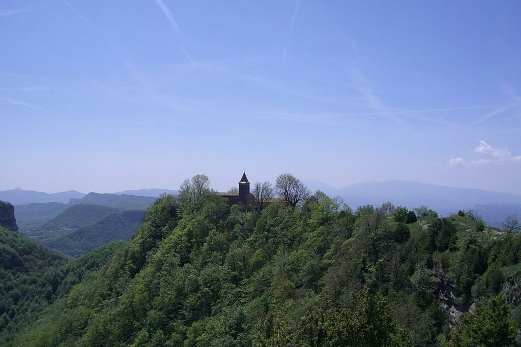 El santuario de Santa Maria de Cabrera sobre el Collsacabra, final del camino equipado