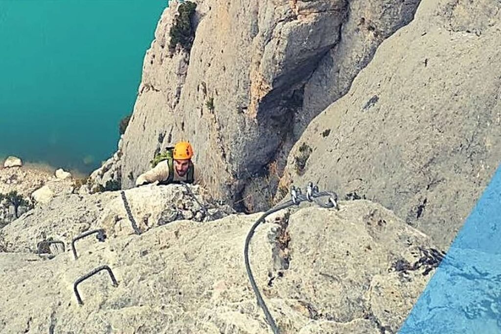 Tramo vertical con grapas de la vía ferrata Cast-Urquiza-Olmo, en Corçà (Lleida)