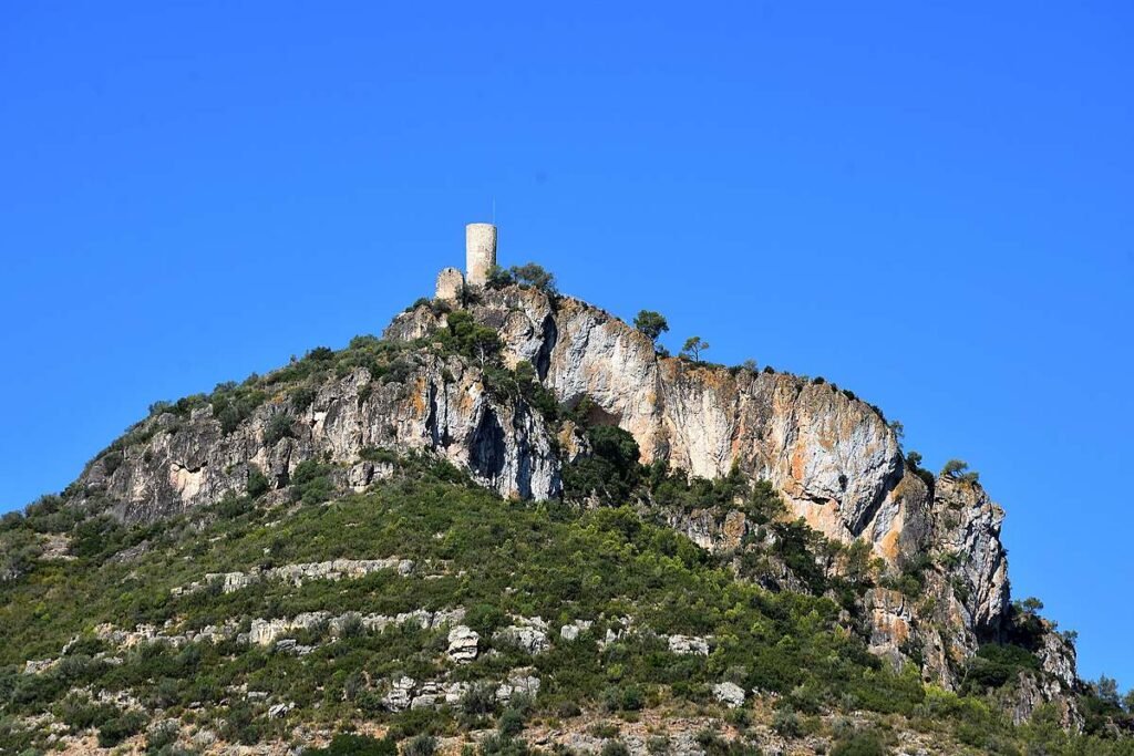 El Castellot de Castellví de la Marca: la pared de la vía ferrata y la torre del castillo en la cima