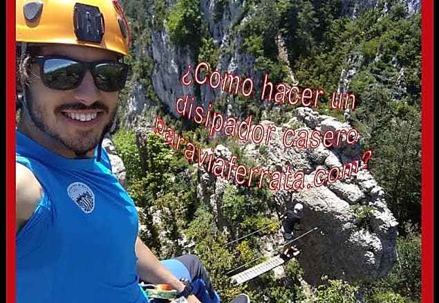 Guía de montaña con casco y arnés en una vía ferrata, explicando el disipador