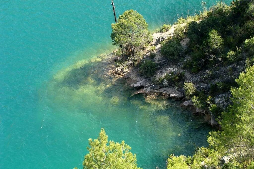 Aguas turquesas del Júcar en Cortes de Pallás, donde discurre la vía ferrata El Monje y su Desafío