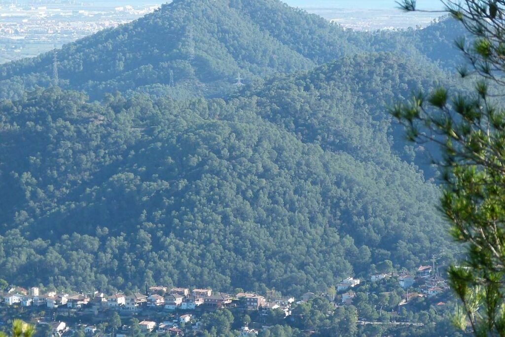 El Montpedrós en Santa Coloma de Cervelló, con el mar al fondo, zona de la vía ferrata Roca Dreta