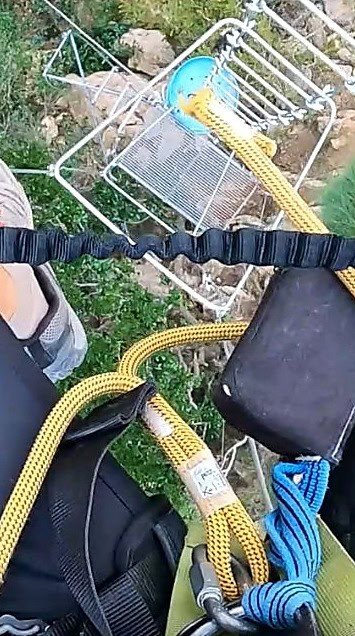 Anclaje del péndulo de 27 metros: disipador y anillo ventral del arnés en la vía ferrata Lo Pas de la Savina