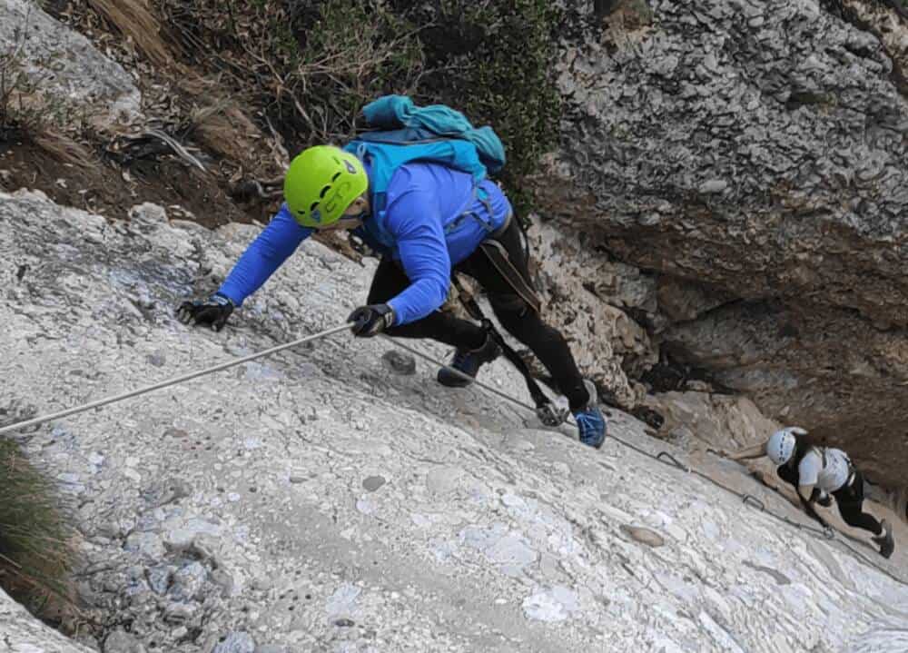 Vía ferrata en la provincia de Barcelona, con el material técnico puesto