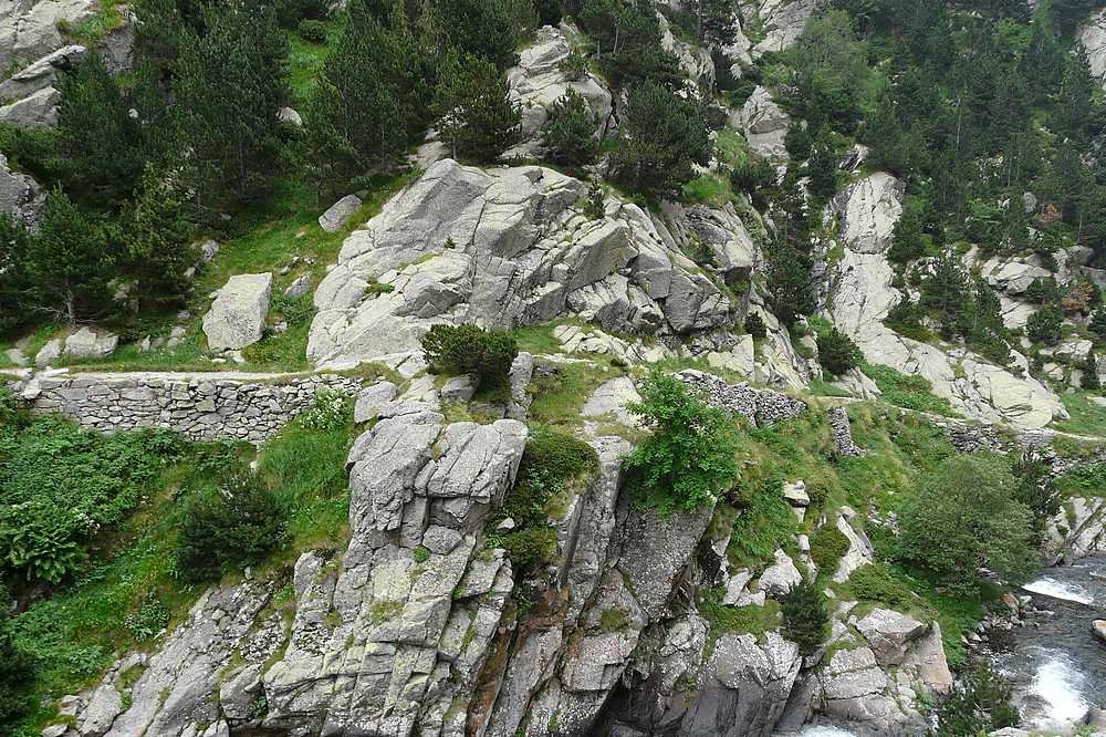 Las Gorges de Núria sobre Queralbs, granito y agua brava en entorno alpino