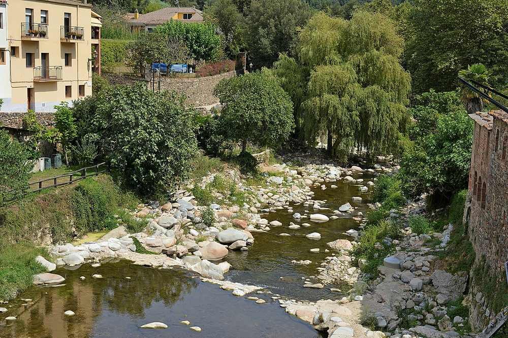La riera d'Osor a su paso por el pueblo, en las Guilleries (Girona)